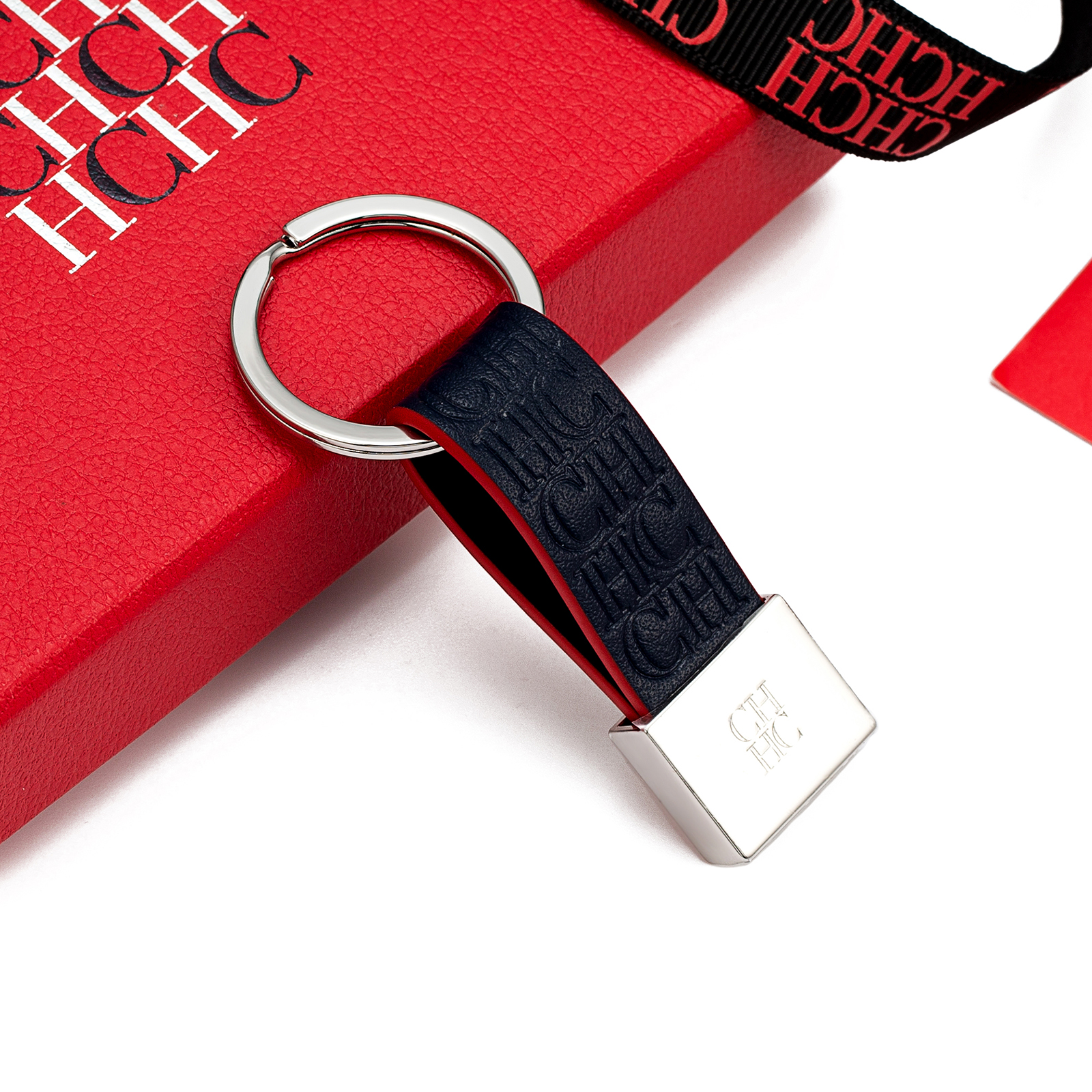 CH Embossed Monogram Leather K - Monogram Keychain Leather reseña y precio