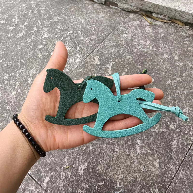 Custom Initial Fashion Horse B - Monogram Keychain Leather reseña y precio
